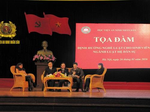 KHOA LUẬT TỔ CHỨC TỌA ĐÀM ĐỊNH HƯỚNG NGHỀ CHO SINH VIÊN CHUYÊN NGÀNH LUẬT HỆ DÂN SỰ