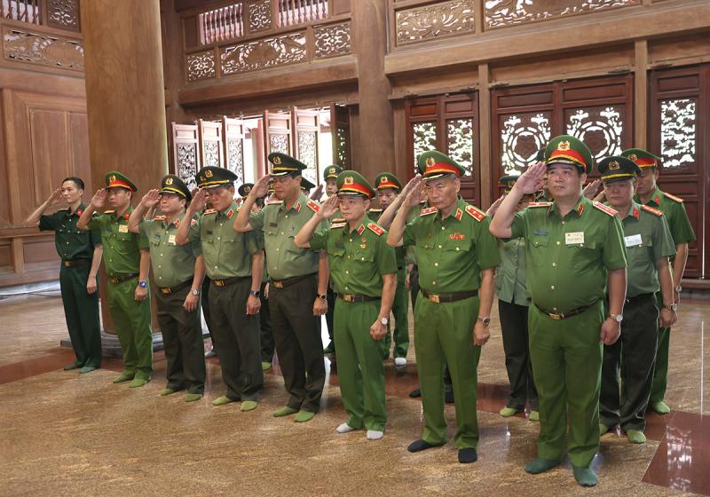 Đoàn đại biểu điển hình tiên tiến trong CAND báo công dâng Bác