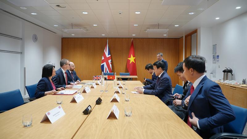 Bộ trưởng Lương Tam Quang hội đàm với Bộ trưởng Bộ nội vụ Anh