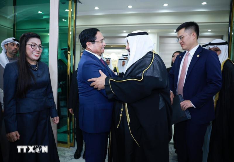 Thủ tướng Phạm Minh Chính thăm nguyên Thủ tướng Kuwait Sheikh Nasser tại nhà riêng