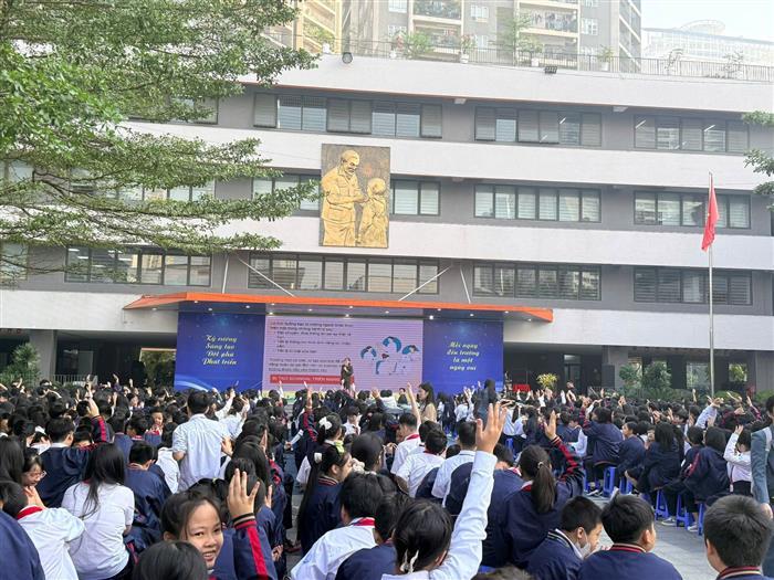 Tuyên truyền pháp luật thực hiện Chiến dịch “Không một mình - Cùng nhau an toàn trực tuyến” cho học sinh Trường THCS Trần Duy Hưng