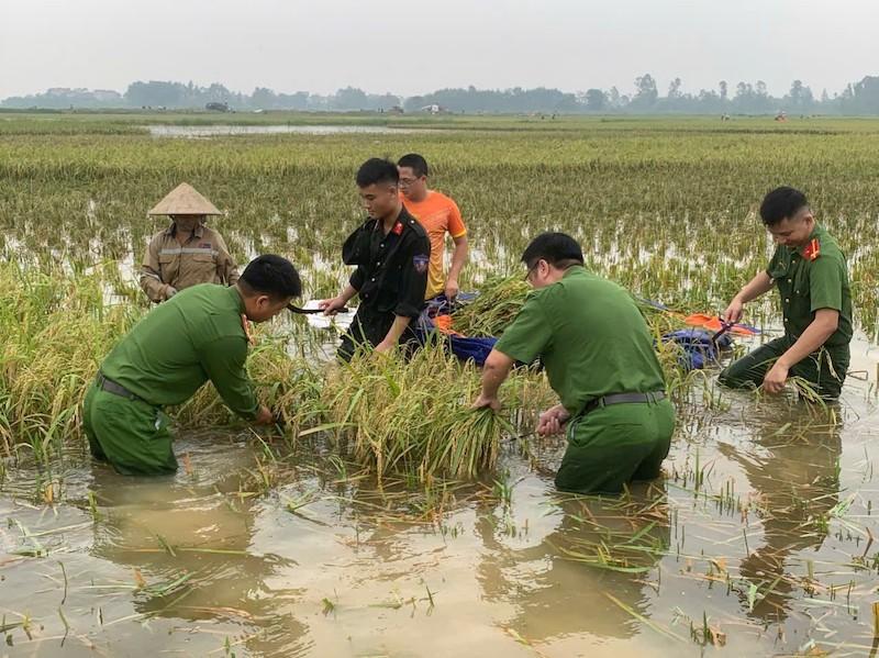 Sát cánh giúp dân trong bão lũ - minh chứng phản bác các thông tin sai trái