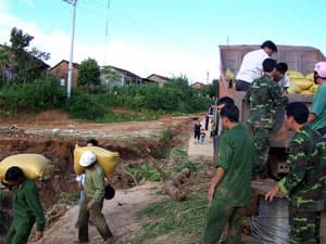 Đưa gạo về với người dân vùng biên giới