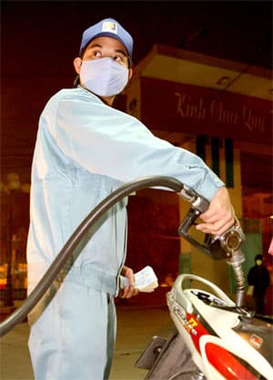 Doanh nghiệp đăng ký giảm giá dầu hỏa, tăng giá xăng