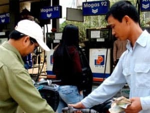 Tăng gấp đôi hạn mức bình ổn để giữ giá xăng dầu