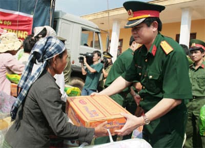 Ấm lòng người dân vùng lũ