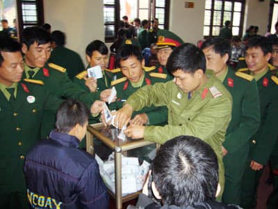 Thăm, tặng quà các gia đình chính sách gần 70 triệu đồng