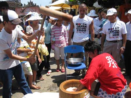 Nối nhịp cầu hoà bình, hữu nghị và hợp tác
