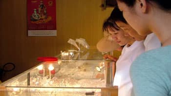 Giá vàng trong nước chùng lại bất chấp thế giới tăng vọt