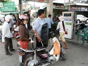 Giá xăng tăng thêm 1.000 đồng/lít từ 30-8-2009