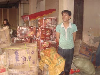 Gần 2 tạ kẹo nhập lậu bị phát hiện tại điểm tập kết