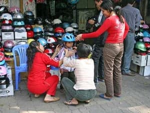Phát hiện nơi sản xuất mũ bảo hiểm giả quy mô lớn