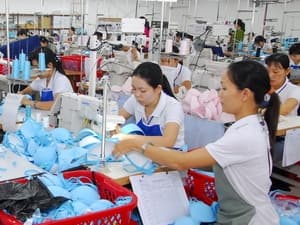 Hàng dệt may Việt Nam khó cạnh tranh trên “sân nhà”