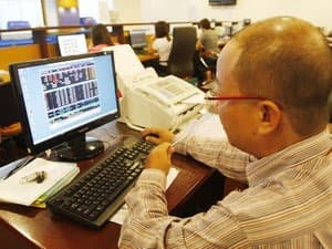 Các nhà đầu tư nên mua chứng khoán của Việt Nam
