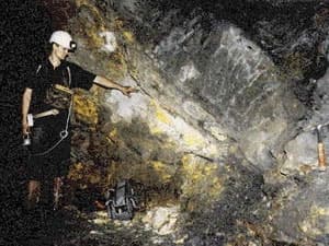 Iran phát hiện nhiều tầng tài nguyên có chứa urani
