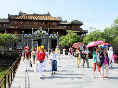 Đổ lỗi quanh hay cùng chia sẻ khó khăn?