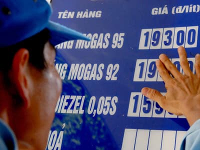 Giá xăng lên 21.300 đồng