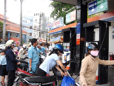 Chưa điều chỉnh giá bán lẻ xăng, dầu trong nước