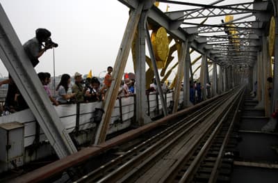 “Săn ảnh” trên cầu Long Biên
