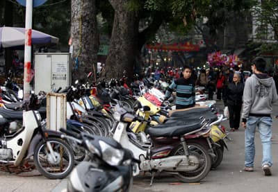 Giá vé xe “cắt cổ” tại bãi gửi xe tại Lễ hội hoa Hà Nội