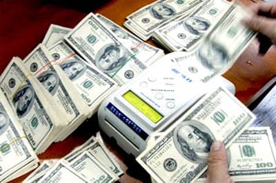 Thống đốc tuyên bố chưa điều chỉnh tỷ giá, USD sốt đùng đùng