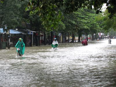Mưa lớn, ngập lụt trên nhiều tuyến phố