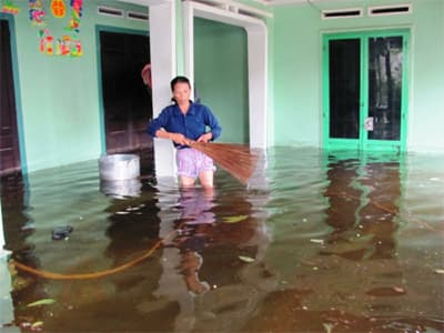 Hết mưa, hàng chục hộ dân vẫn ngâm trong nước