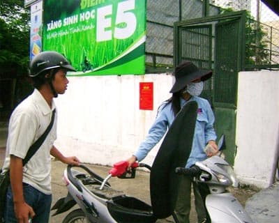 Người tiêu dùng chưa “mặn mà” với xăng E5