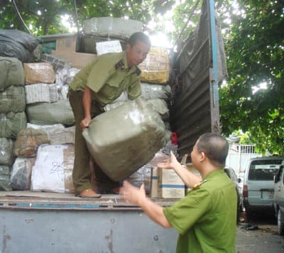 Bắt xe chở hàng lậu