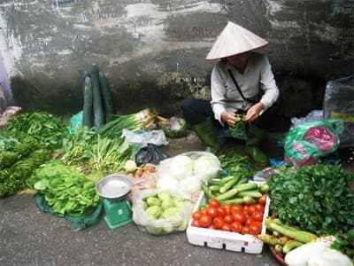 Hà Nội: Giá thực phẩm “chặt chém” mùa mưa bão