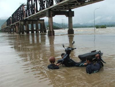 Nhiều nơi bị cô lập, giao thông tê liệt do mưa lũ