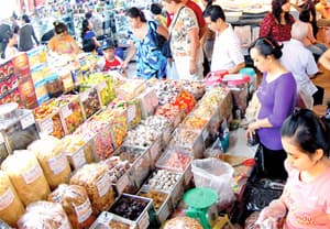 TP Hồ Chí Minh cam kết đảm bảo đủ hàng hóa thiết yếu phục vụ Tết