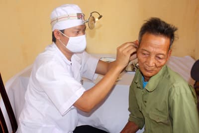 Khám bệnh, cấp thuốc miễn phí cho 200 đối tượng chính sách