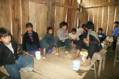 Hỗ trợ gạo cho học sinh dân tộc ít người học bán trú tại Gia Lai
