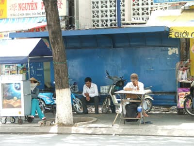 Chiếm dụng nhà chờ xe buýt