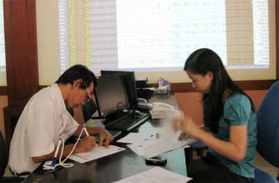 Ngày đầu tiên Thông tư 74 có hiệu lực: 2 sàn vẫn rực đỏ