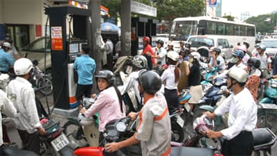 Xăng dầu lỗ vì chính sách?