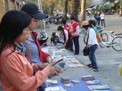 Chợ sách cũ - cứu cánh của sinh viên nghèo