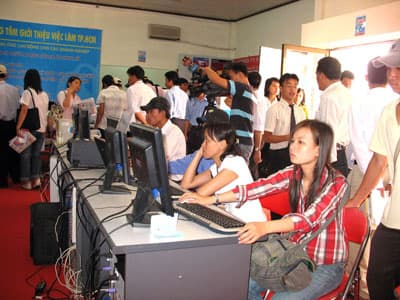 Doanh nghiệp tăng đãi ngộ để "hút" công nhân