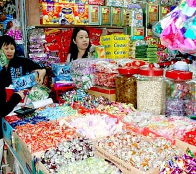 Tạm giữ gần 1 tấn bánh, kẹo nhập khẩu