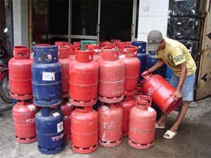 Giá gas lại gây sốc: tăng 52.000 đồng/bình 12kg