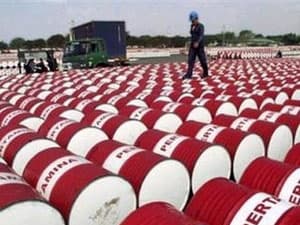 Giá dầu mỏ vẫn ở ngưỡng 80 USD mỗi thùng