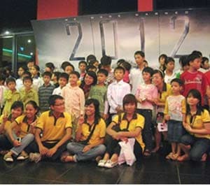Ngày hội chiếu phim cho các em nhỏ mồ côi nhân dịp Tết Trung Thu