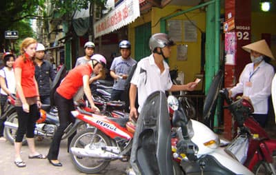 Gía xăng dầu Việt Nam vẫn “ngược chiều” giá  thế giới