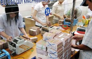 Giao dịch bằng VND giảm, bằng USD tăng