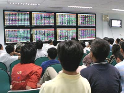 VN-Index lao xuống, khối lượng giao dịch lao lên