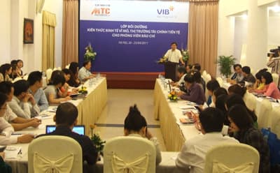 Khai giảng lớp bồi dưỡng kiến thức về kinh tế cho các phóng viên báo chí