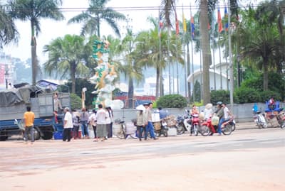 Họp chợ ngay ở ngã tư!