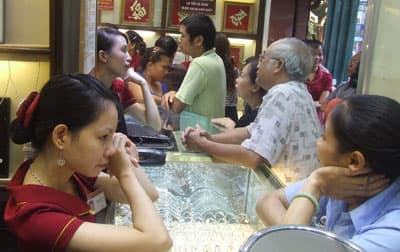 Giá vàng trong nước dần sát với giá vàng thế giới