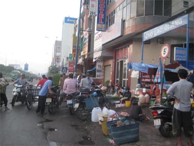 Lộn xộn cổng chợ Lạc Quang